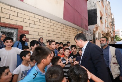 ÇOCUKLARDAN BAŞKAN FADILOĞLU’NA SEVGİ GÖSTERİSİ