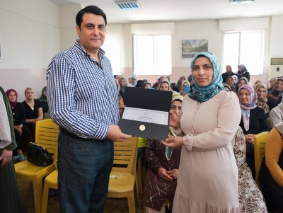 BAŞKAN YILMAZ, BAŞARILI KURSİYERLERE SERTİFİKALARINI TAKDİM ETTİ