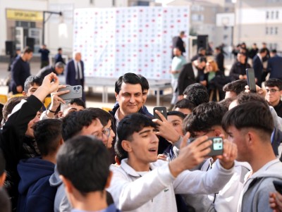 BAŞKAN YILMAZ GENÇLERLE BİR ARADA