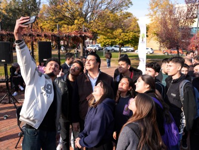 BAŞKAN YILMAZ GENÇLERLE KAMPÜSTE İ BİR ARAYA GELDİ