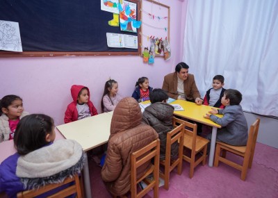 BAŞKAN YILMAZ ÖĞRENCİLERİN KARNE SEVİNCİNE ORTAK OLDU