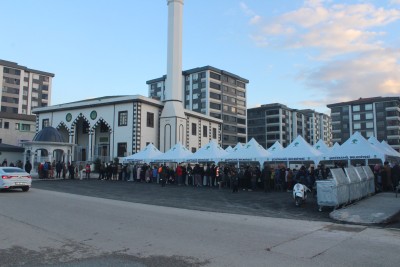 ŞEHİTKAMİL’DE BİNLERCE KİŞİ İLK İFTARINI AYNI SOFRADA AÇTI