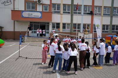 ŞEHİTKAMİL'DEN KÖY OKULUNDA RENKLİ ŞENLİK