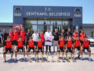 BAŞKAN YILMAZ, ŞAMPİYONLARI AĞIRLADI