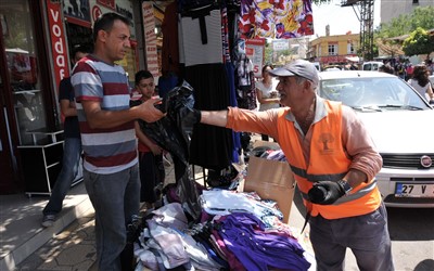 ŞEHİTKAMİL BELEDİYESİ ESNAFA ÇÖP POŞETİ DAĞITTI