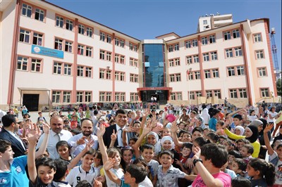 BAŞKAN FADILOĞLU'NDAN EĞİTİM GÖREN SURİYE'Lİ ÇOCUKLARA ZİYARET